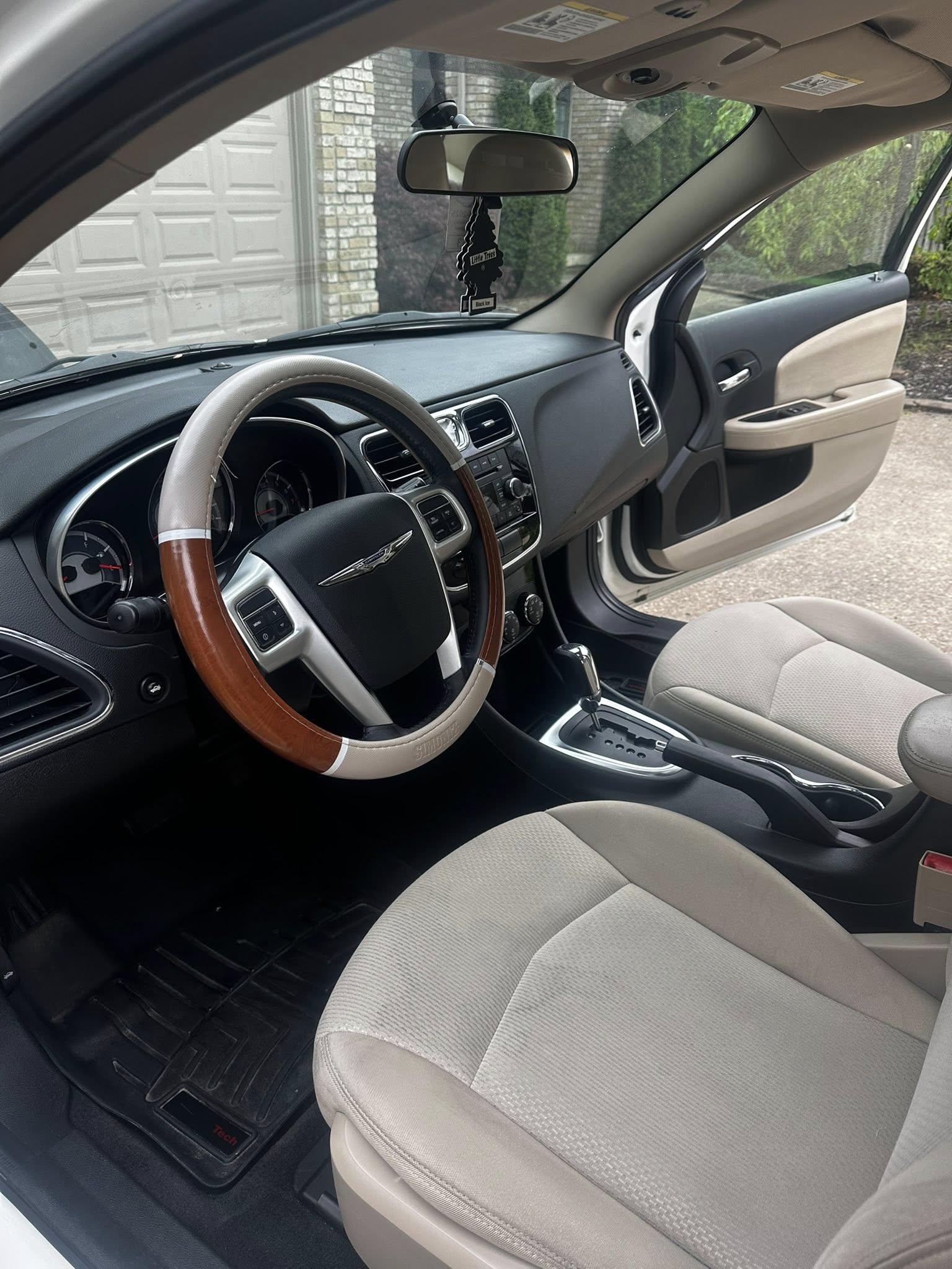 Chrysler interior detailing - beige leather seats